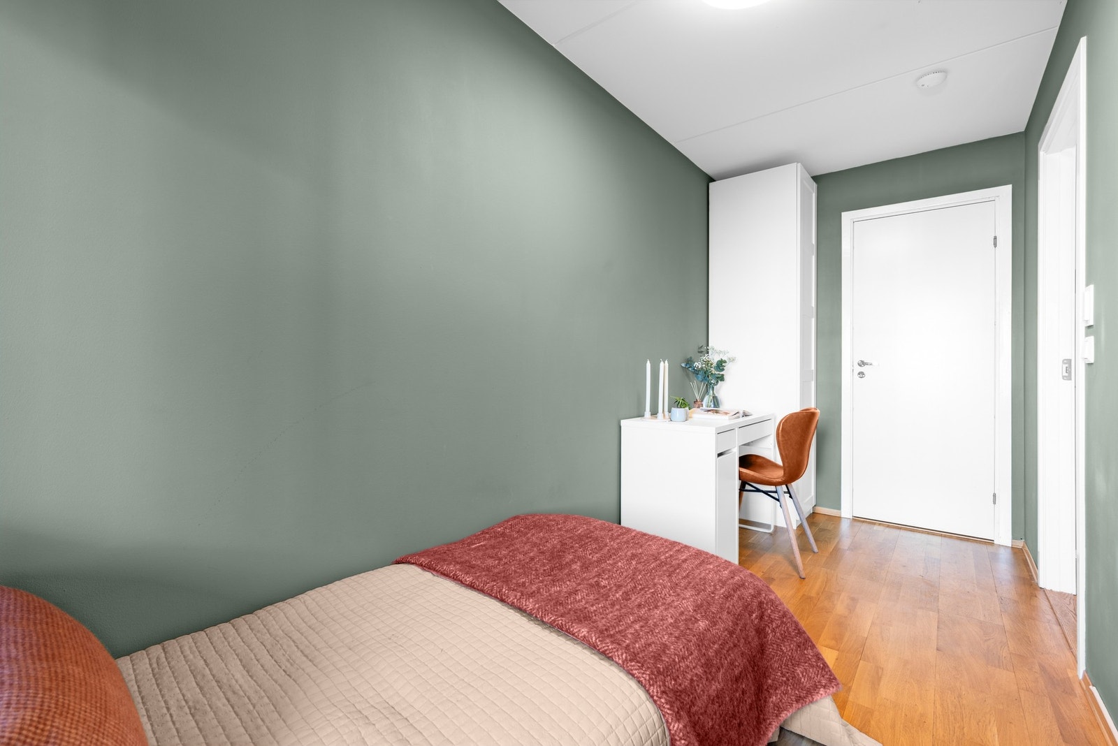Gulvet er dekket med 3-stavs eikeparkett. Vinduet sørger for naturlig dagslys og god ventilasjon. Galleribilde