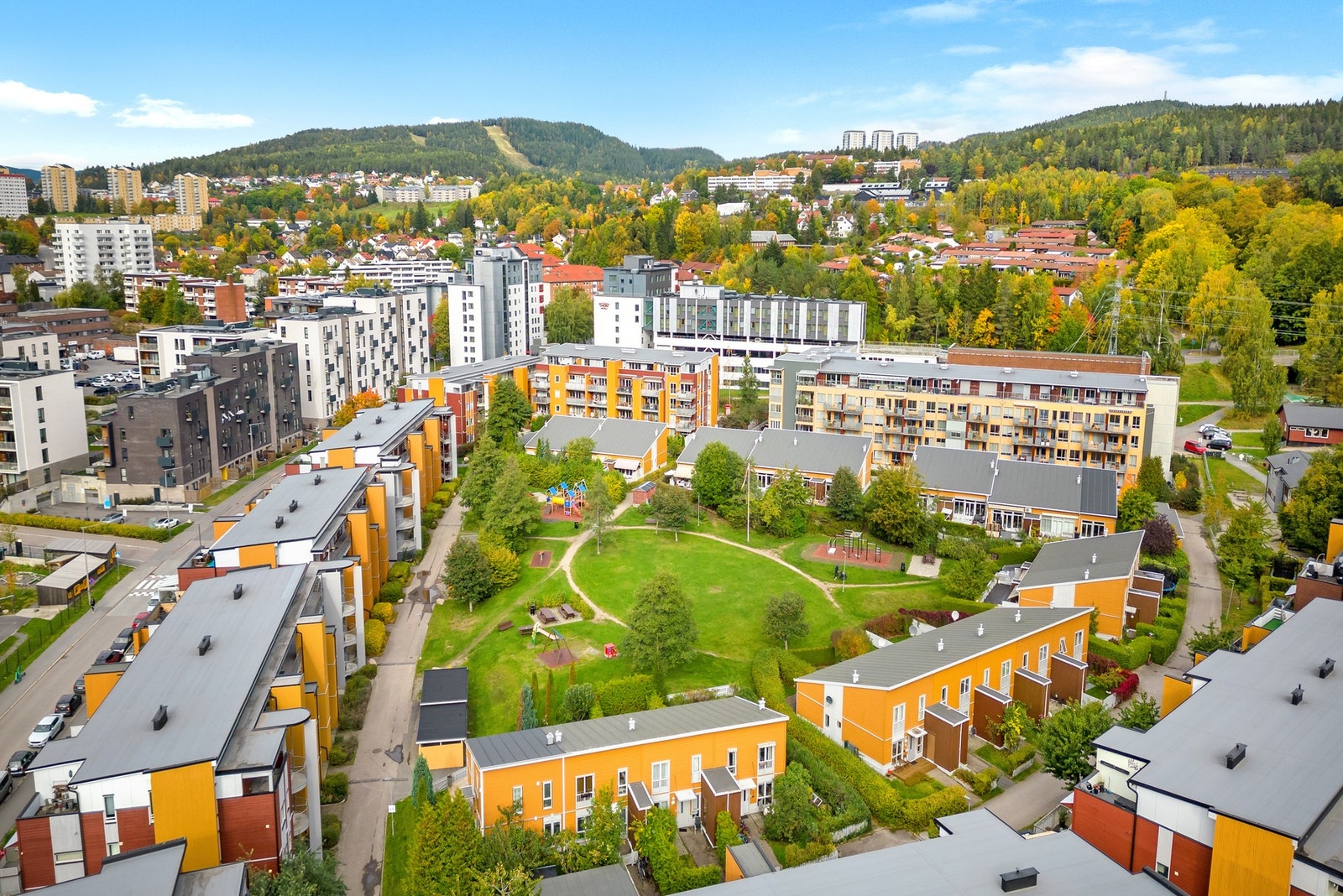 Idylliske Lunden Hageby med flotte, skjermede fellesområder. Galleribilde