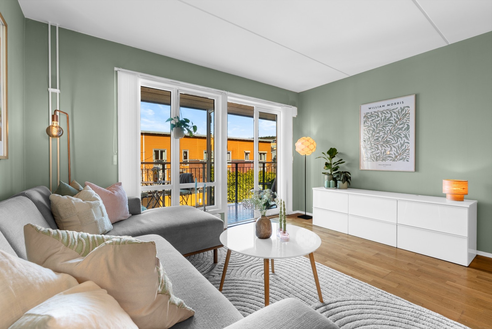 Naturlig lys slipper inn gjennom vinduene, noe som gir et lyst og trivelig oppholdsområde. Galleribilde