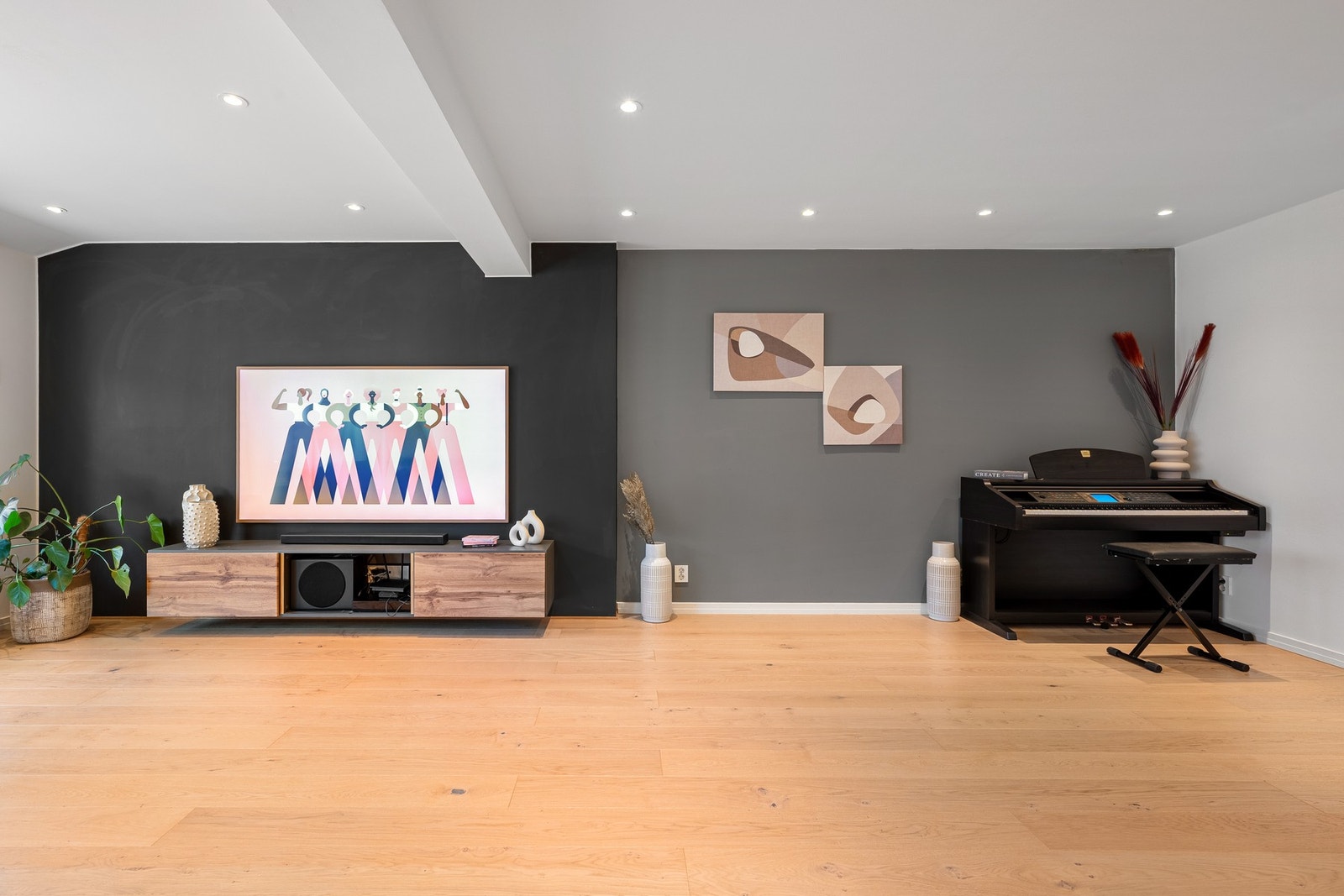 Her er det god plass til sofagruppe, spiseplass og TV-møblement etter eget ønske. Galleribilde