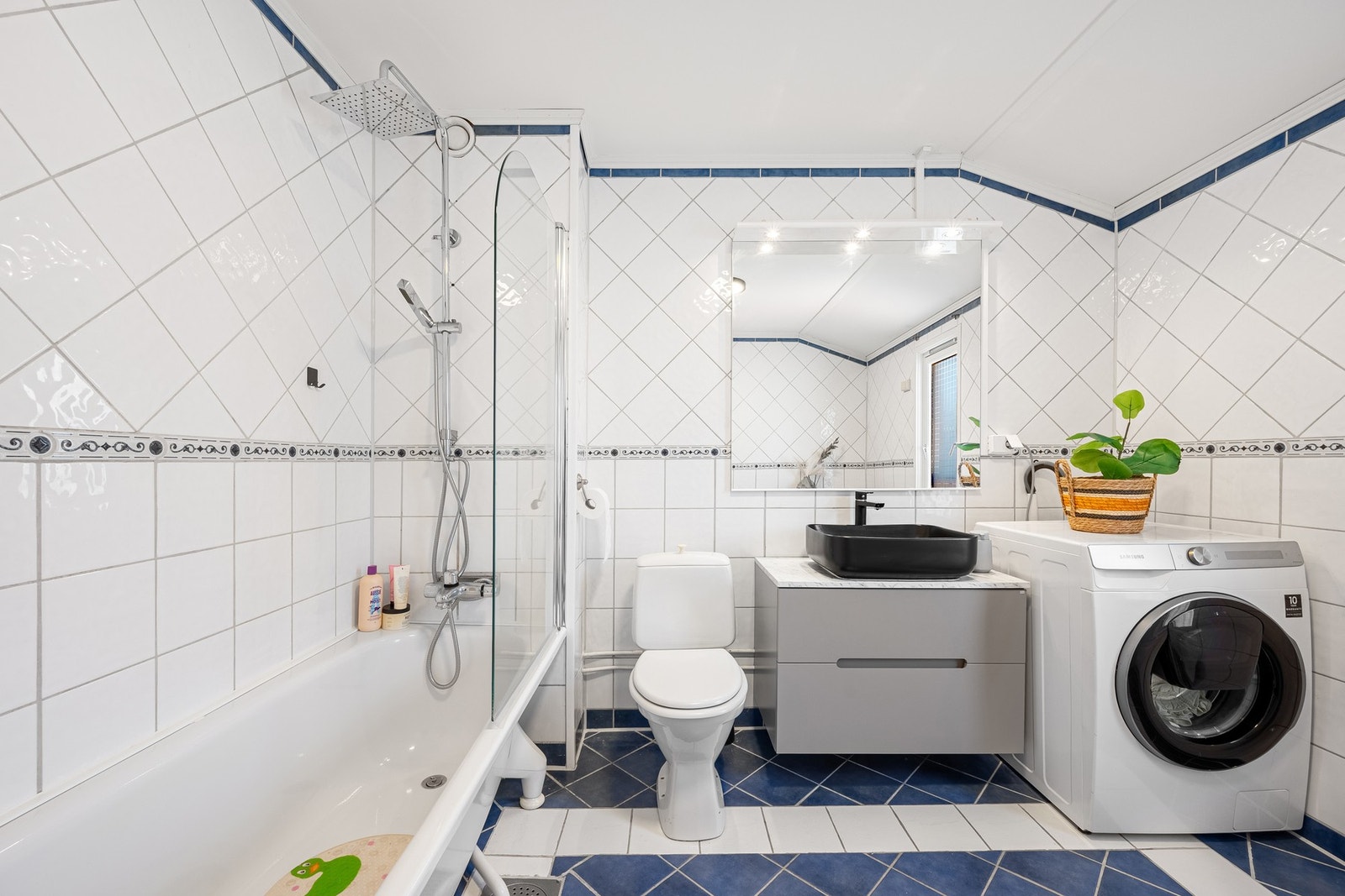 Det er mekanisk avtrekk og badet har plastsluk med klemring. Rommet har ingen fast varmekilde. Galleribilde