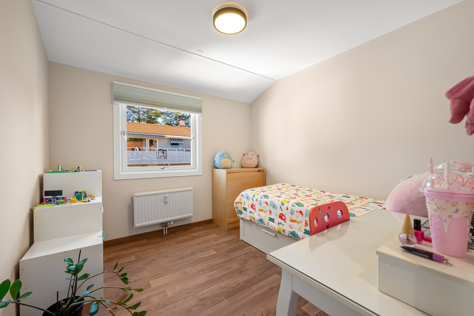 Det tredje soverommet blir i dag brukt som barnerom med god plass til seng, garderobe og diverse barneleker. Galleribilde
