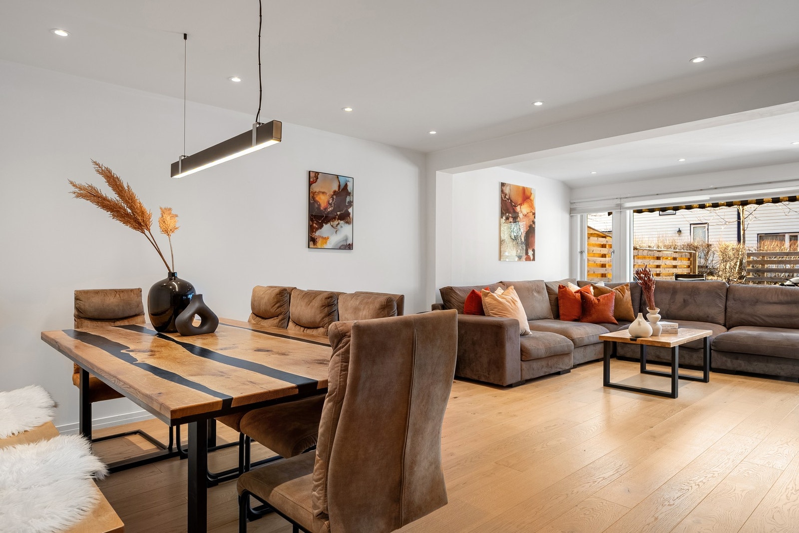 Stuen fremstår som flott og romslig, med installerte downlights som gir et moderne og behagelig lys. Galleribilde