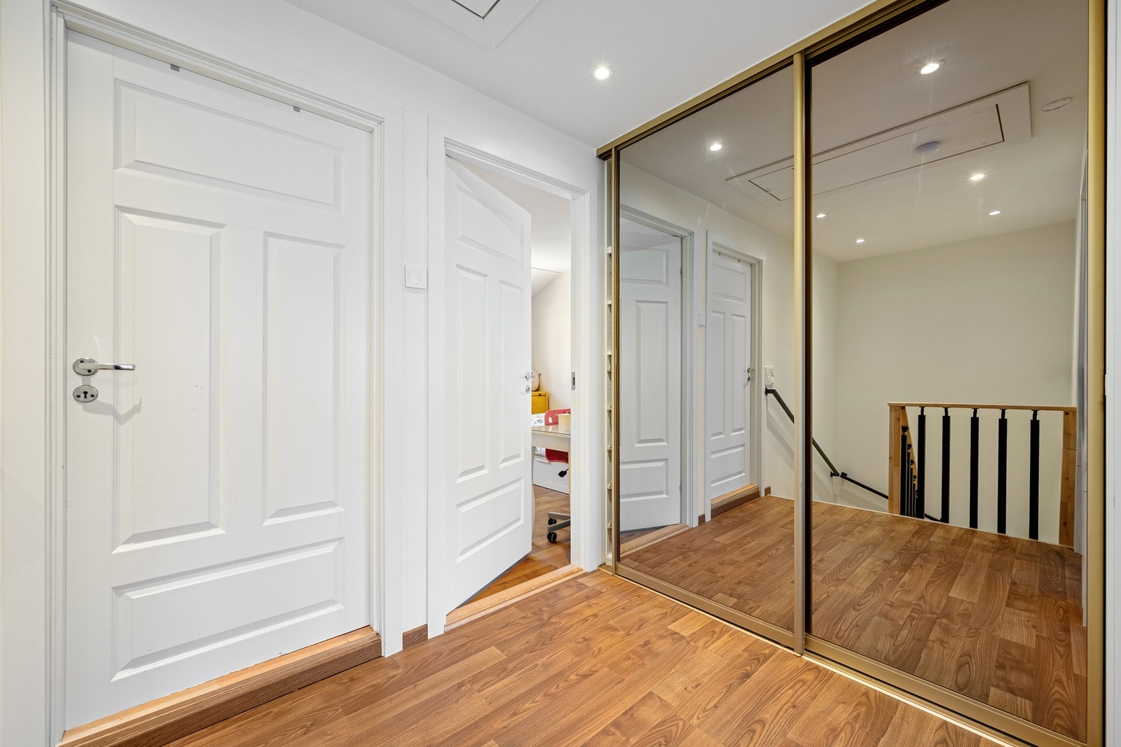 En innbydende gang med skyvedørsgarderobe gir praktisk og ryddig oppbevaring. Galleribilde