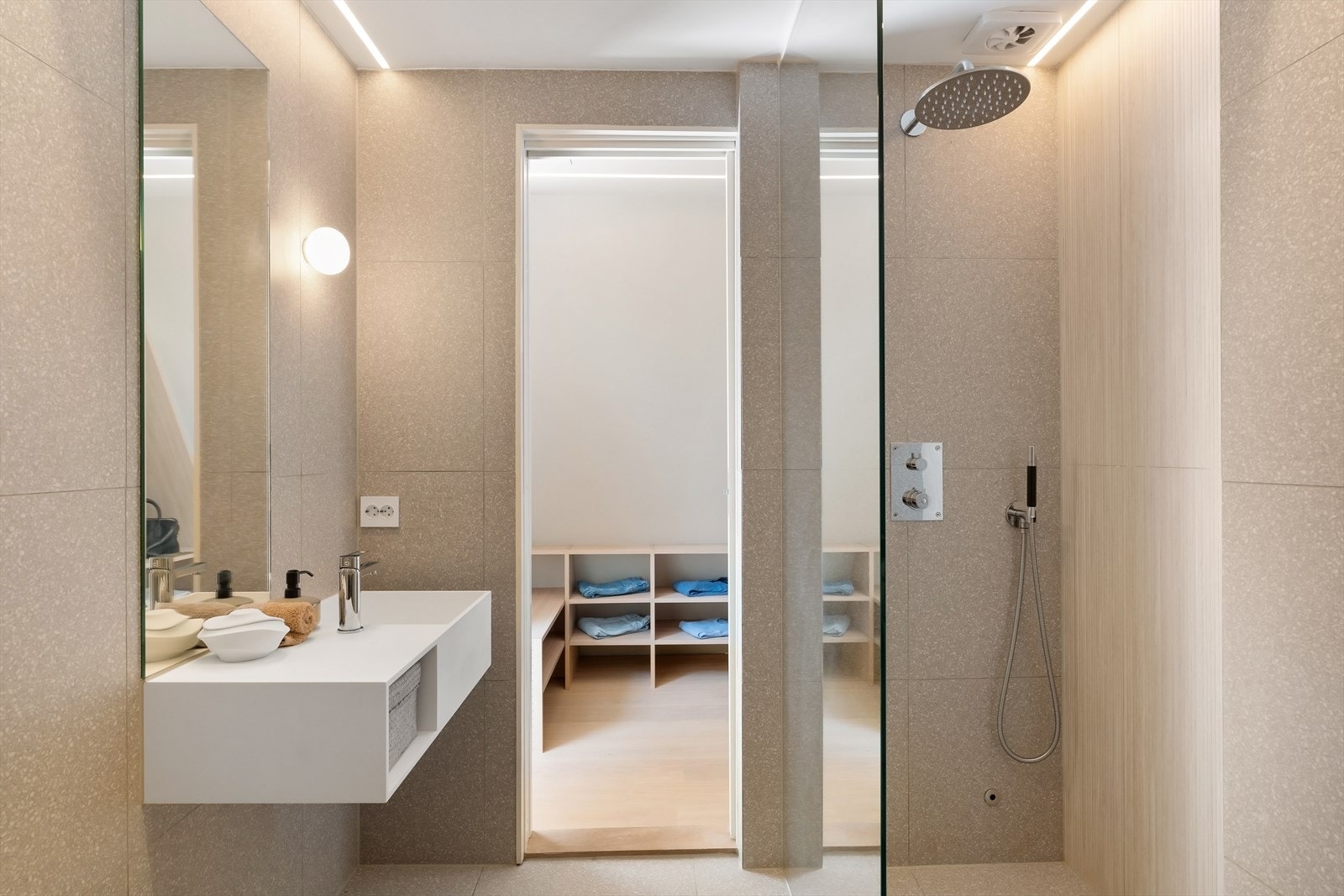 Svært innbydende og delikat baderom! - Fliser fra Modena, belysning fra Flos og Nordesign, TapWell garnityr og Corian helservant Galleribilde