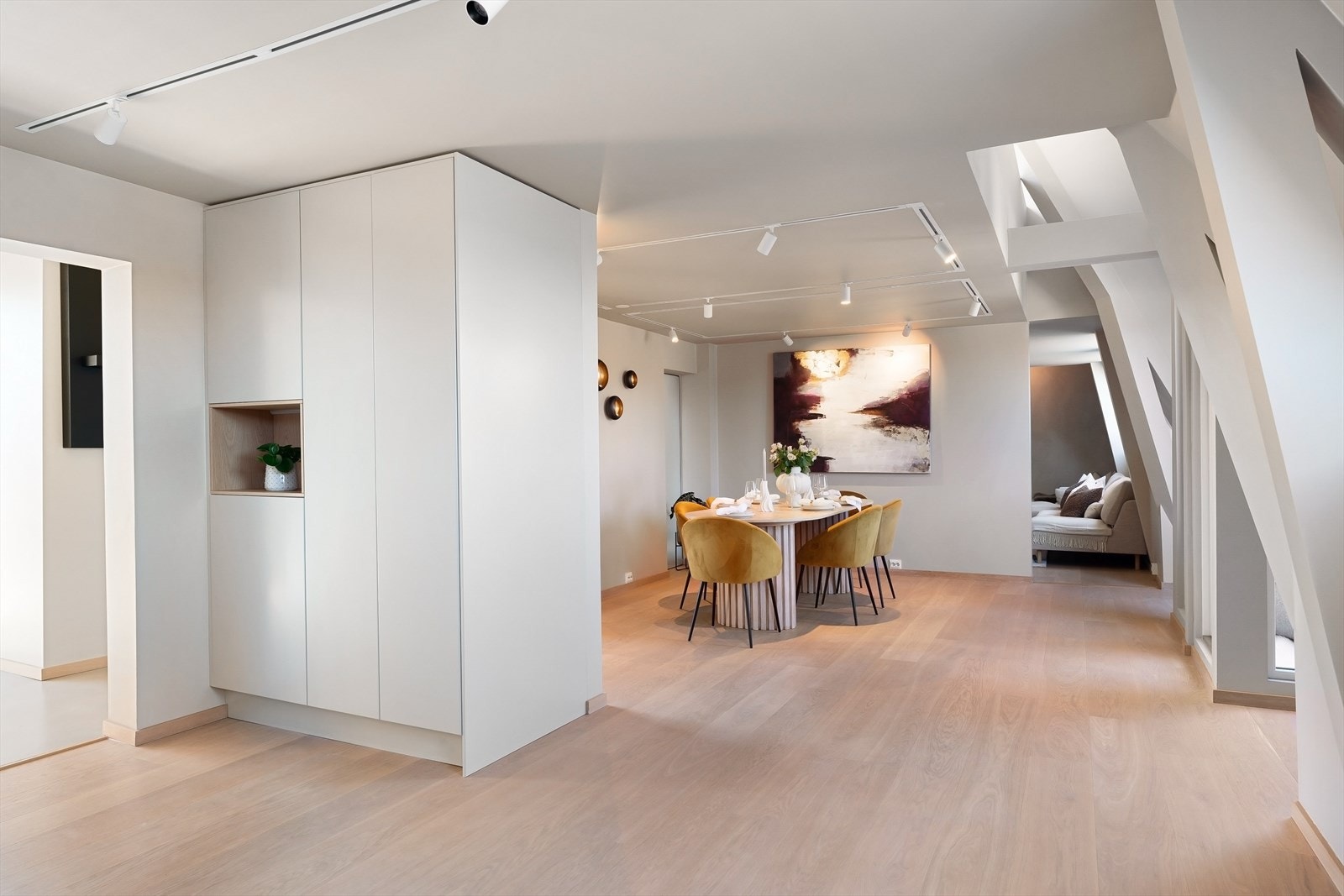 Dette er den perfekte leiligheten for deg som ønsker en eksklusiv og påkostet toppleilighet med attraktiv beliggenhet! Galleribilde