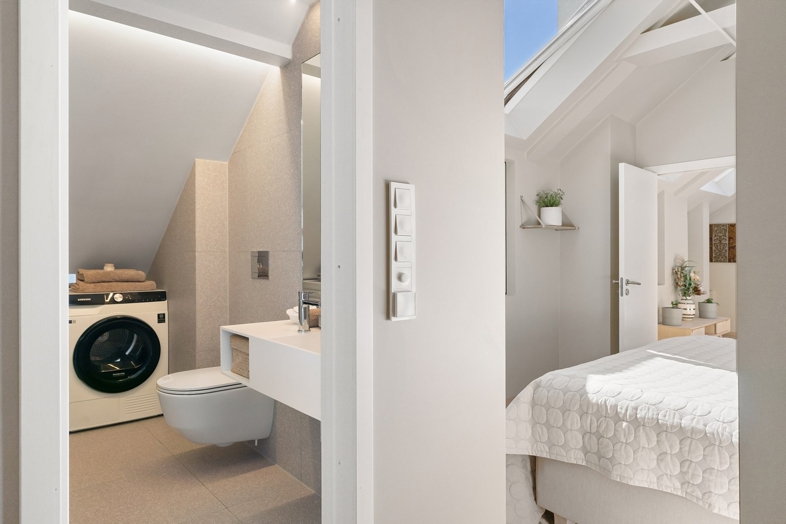 Rommet byr på romslig omkledningsrom og eget en-suite baderom Galleribilde