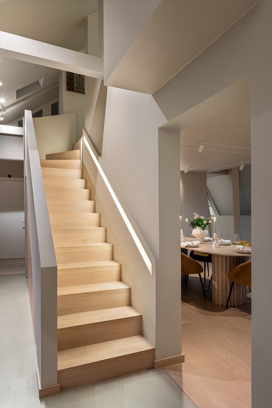 Betonggulv med varmekabler og lekker eiketrapp med behagelig belysning Galleribilde
