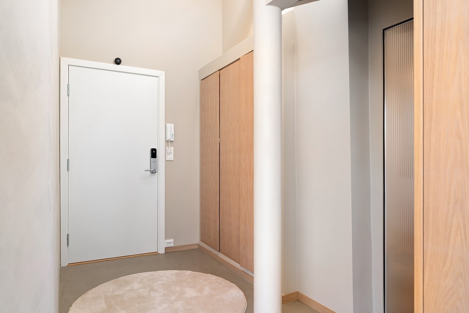 Lekker og innbydende entré med snekkertilpassede skapløsninger, samt nøkkelfri adkomst med Yale Doorman Galleribilde
