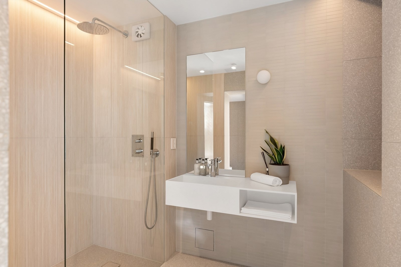 Eksklusivt baderom (2020) med store 60x60 fliser fra Modena, samt Corian servantinnredning med underhylle fra Copenhagen Bath Galleribilde