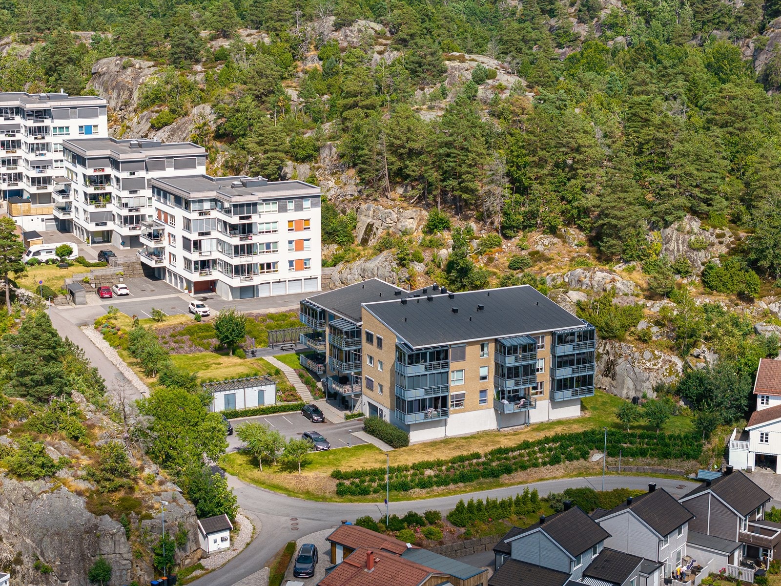 Hagalia 29 er beliggende i en fredelig blindvei, omgitt av natur og med kort vei til sentrum, er dette stedet der hverdagen flyter sømløst mellom fritid, skole, jobb og naturopplevelser. Galleribilde