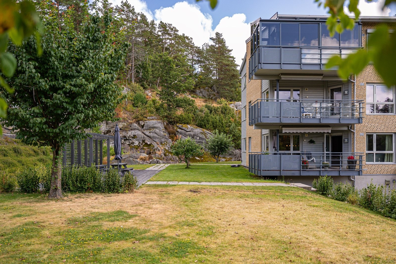 Uteområdet byr på vakre grøntarealer med velstelte gressplener, frodige hekker og dekorative prydvekster som skaper en lun og innbydende atmosfære gjennom hele sesongen. Galleribilde