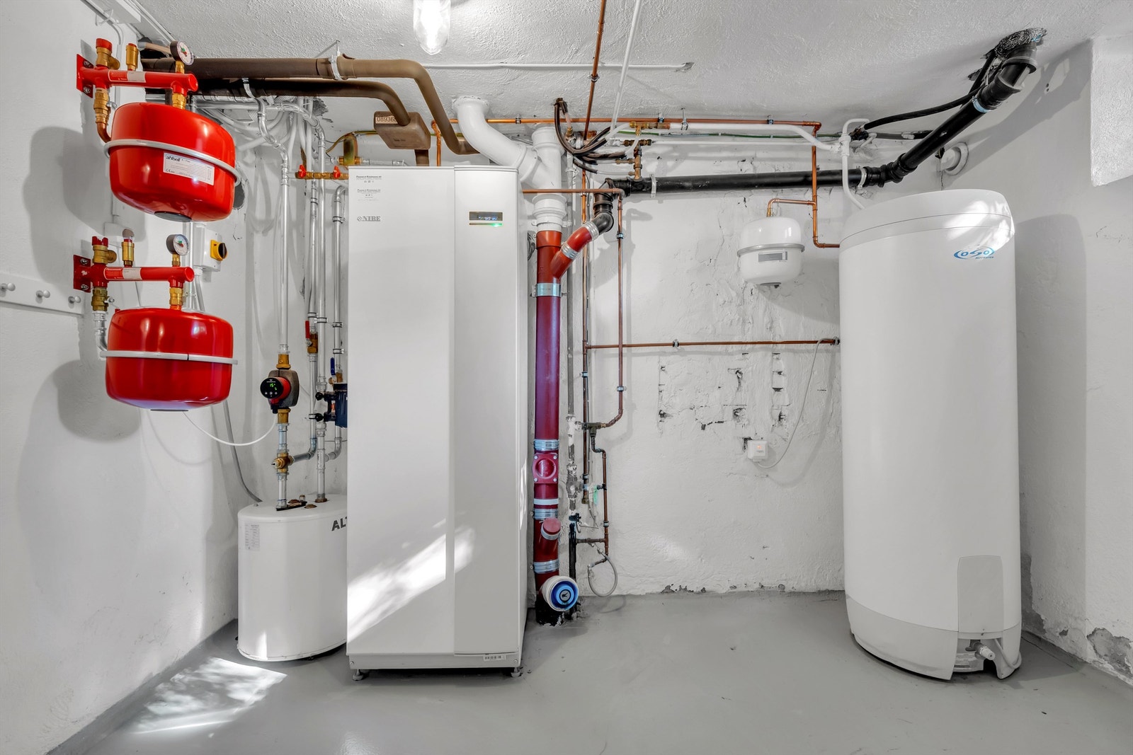 Boligen varmes opp med vannbåren radiatorvarme. Elektrisk gulvvarme bad i 1. etasje. Vannbåren gulvvarme bad 2.etasje. Galleribilde