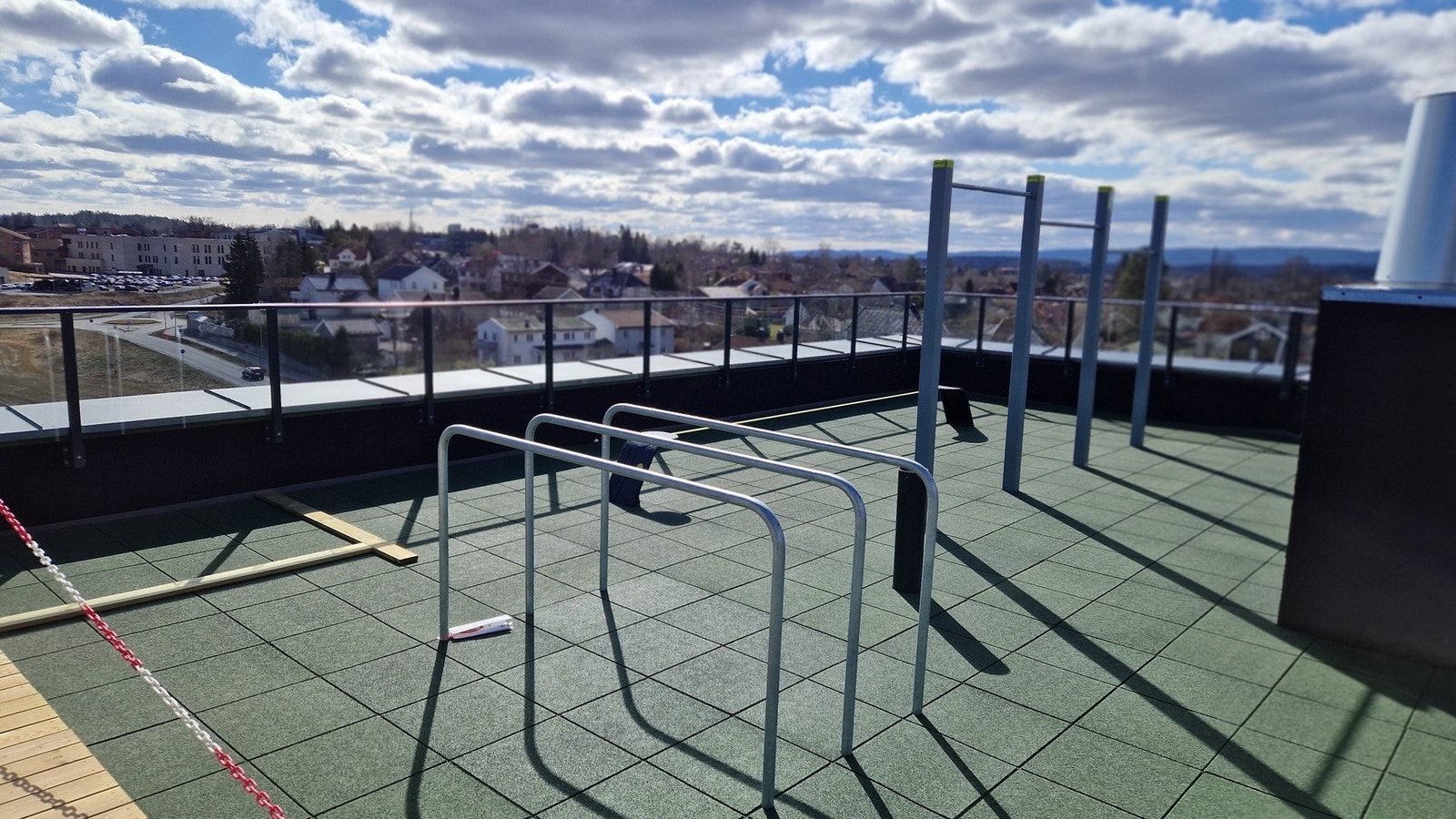 Treningsapparater på takterrassen. Galleribilde