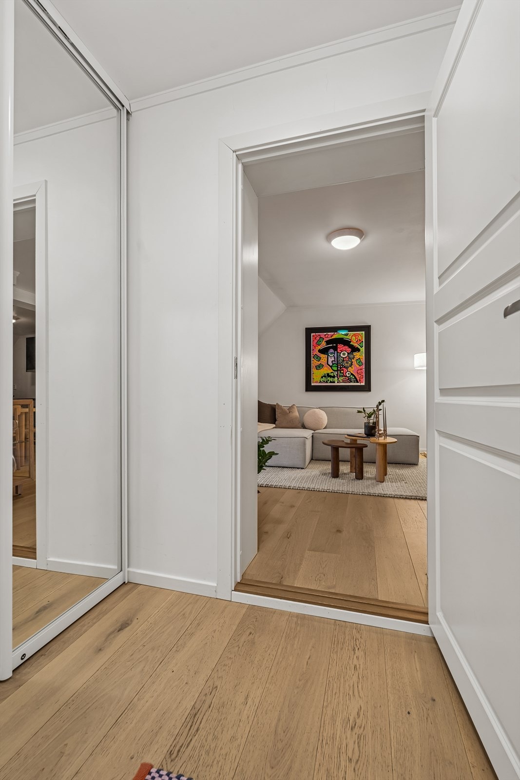 Entreen er utstyrt med skyvedørsgarderobe. Galleribilde