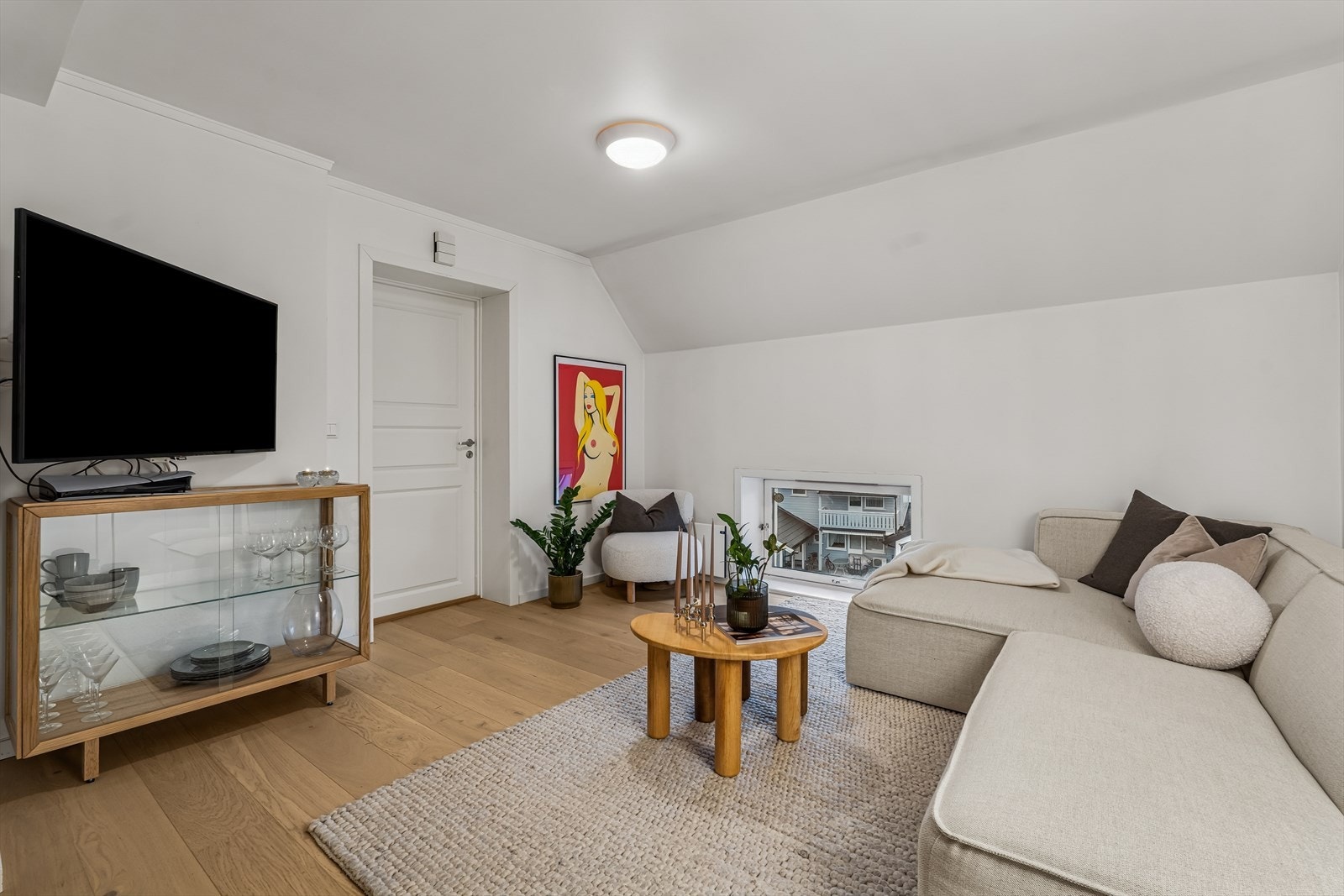 Leilighetens hovedetasje inneholder entré og stue/kjøkken i åpen løsning. Galleribilde