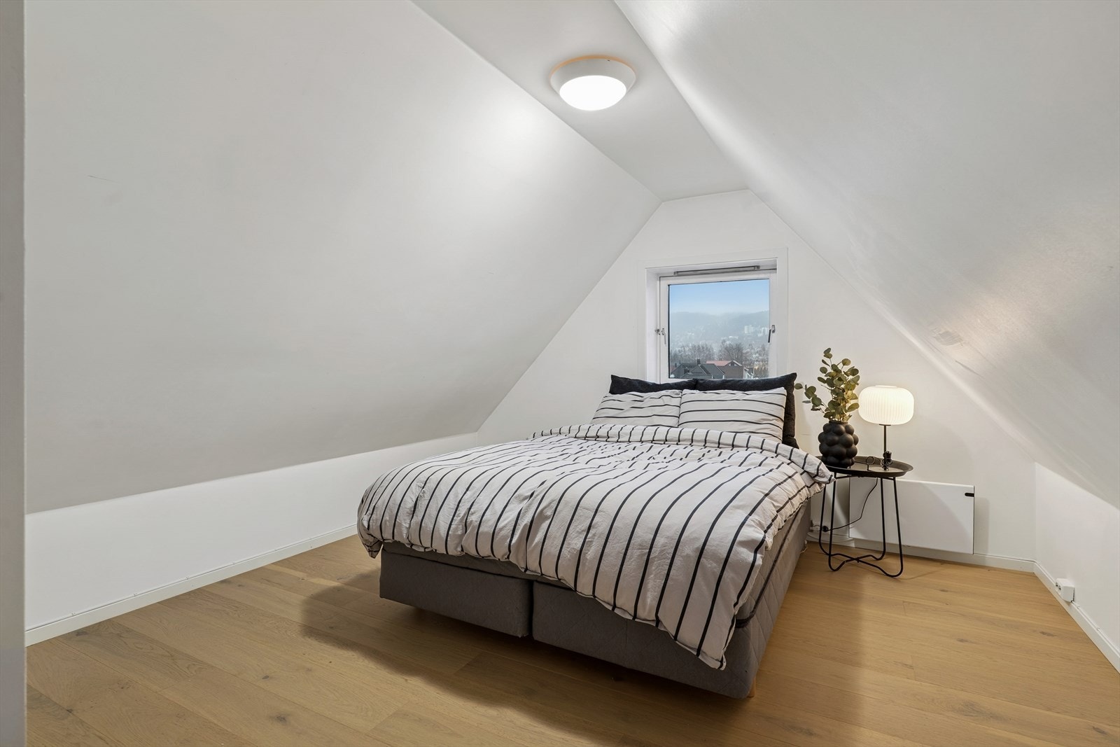 Hyggelig soverom med god plass til dobbeltseng. Galleribilde