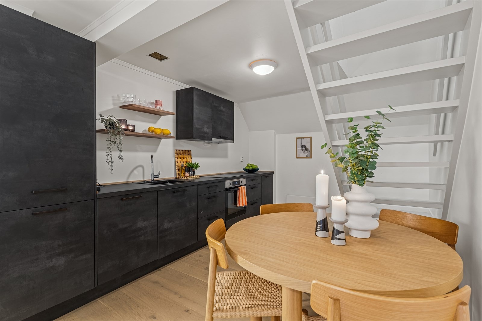Moderne kjøkkeninnredning med integrerte hvitevarer. Galleribilde