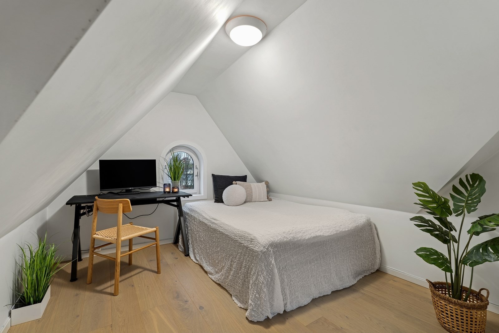 Det er etablert et ekstra rom i loftsetasjen. Rommet tilfredsstiller ikke krav som stilles for rom til varig opphold. Galleribilde
