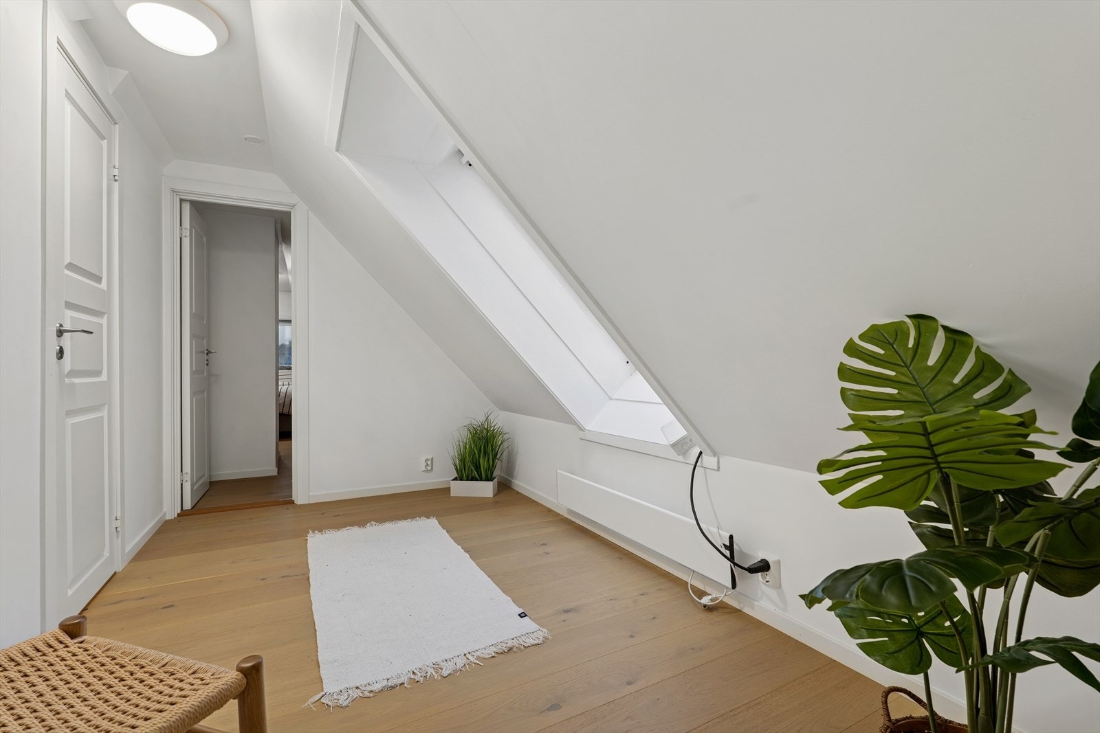 Loftetasjen inneholder gang, bad, soverom og et ekstra rom. Galleribilde