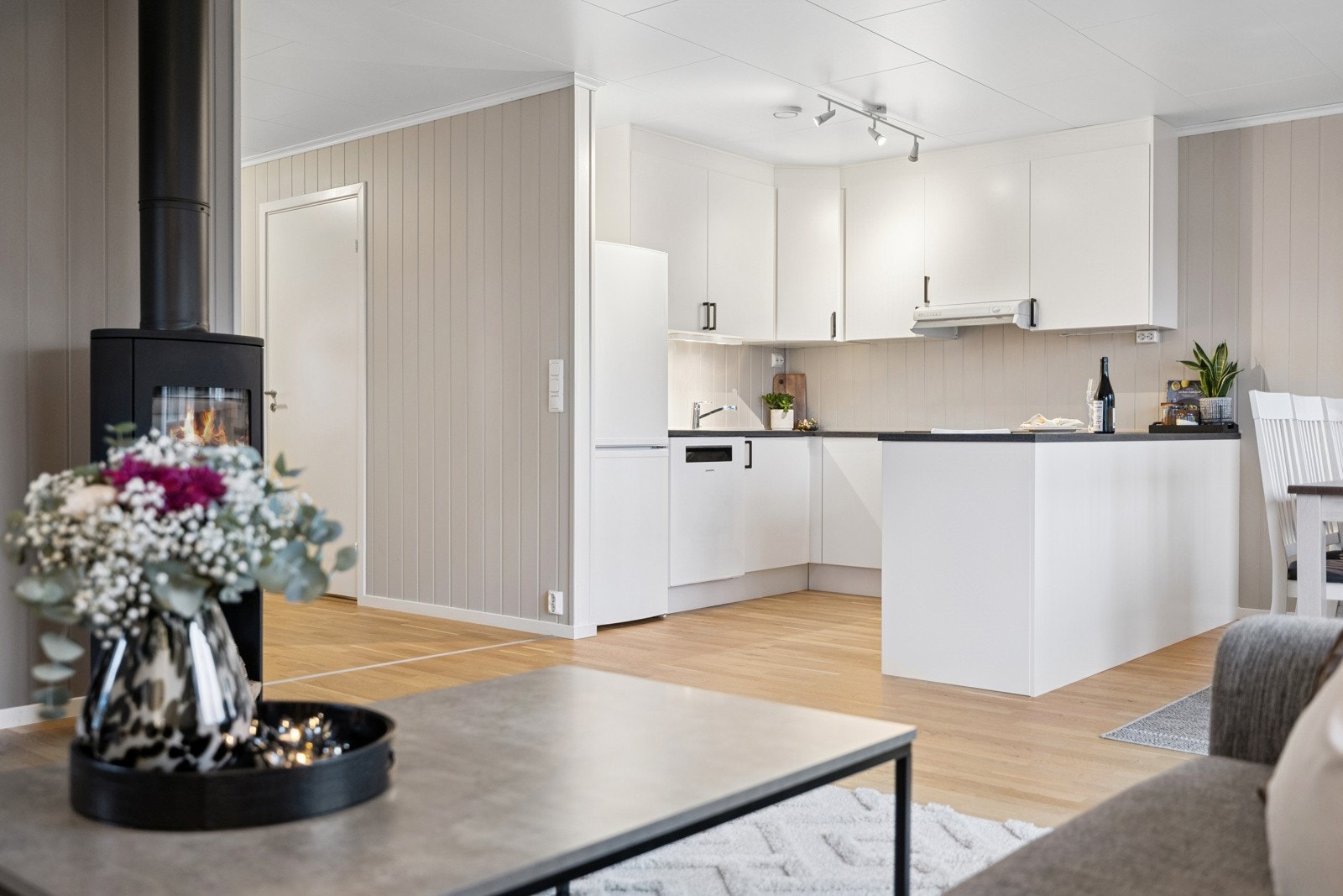 Kjøkkenet har en moderne innredning med gode arbeidsflater og godt med oppbevaringsplass. Integrerte hvitevarer medfølger. Galleribilde