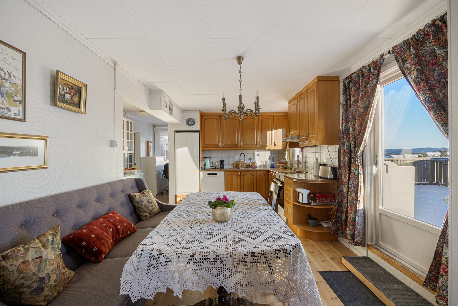 Innredningen har profilerte eikefronter og matchende laminatbenkeplate med nedfelt, dobbel oppvaskkum. Det er opplegg for oppvaskmaskin. Galleribilde