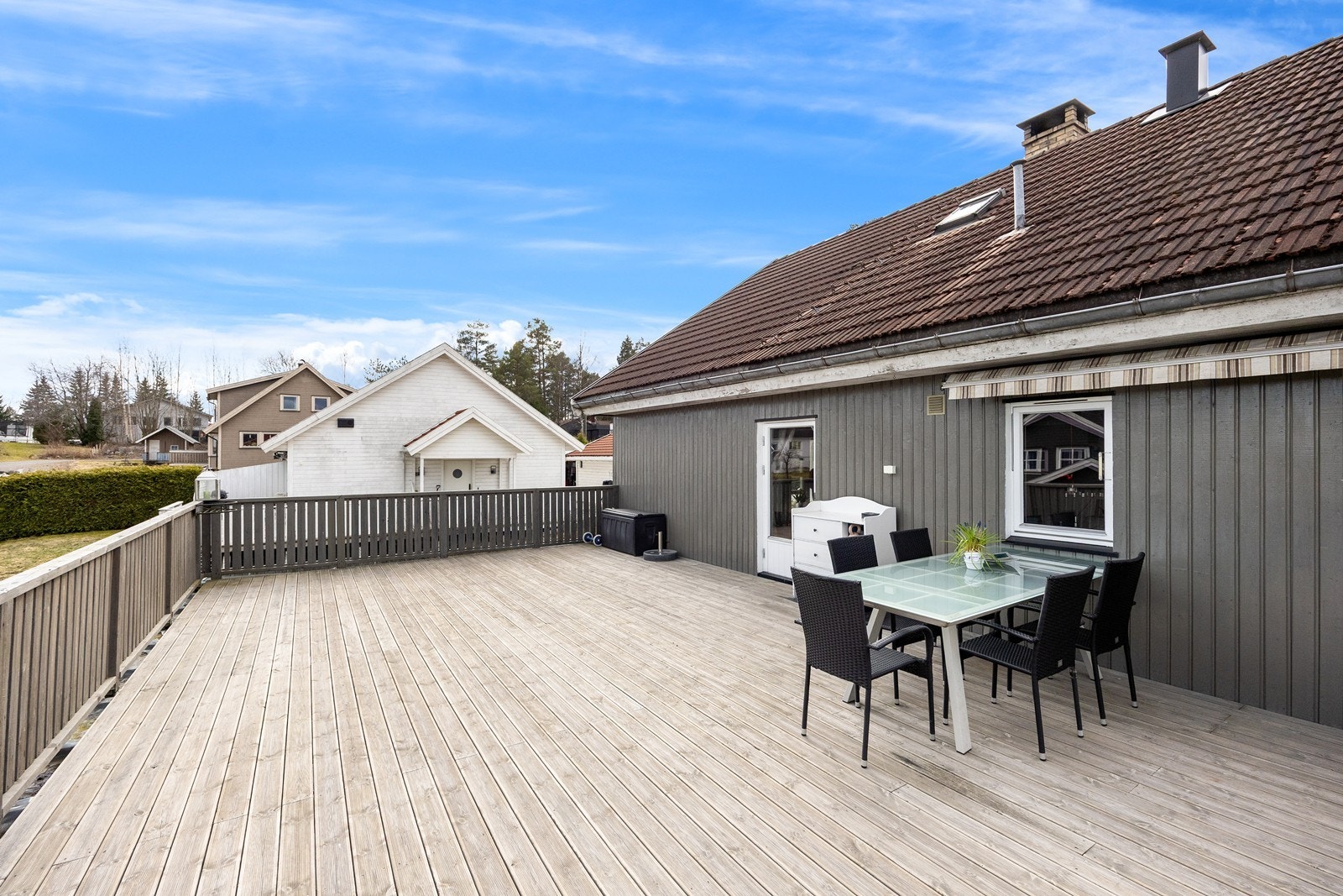 De store terrasseområdene gjør at du kan følge solen gjennom dagen. Galleribilde