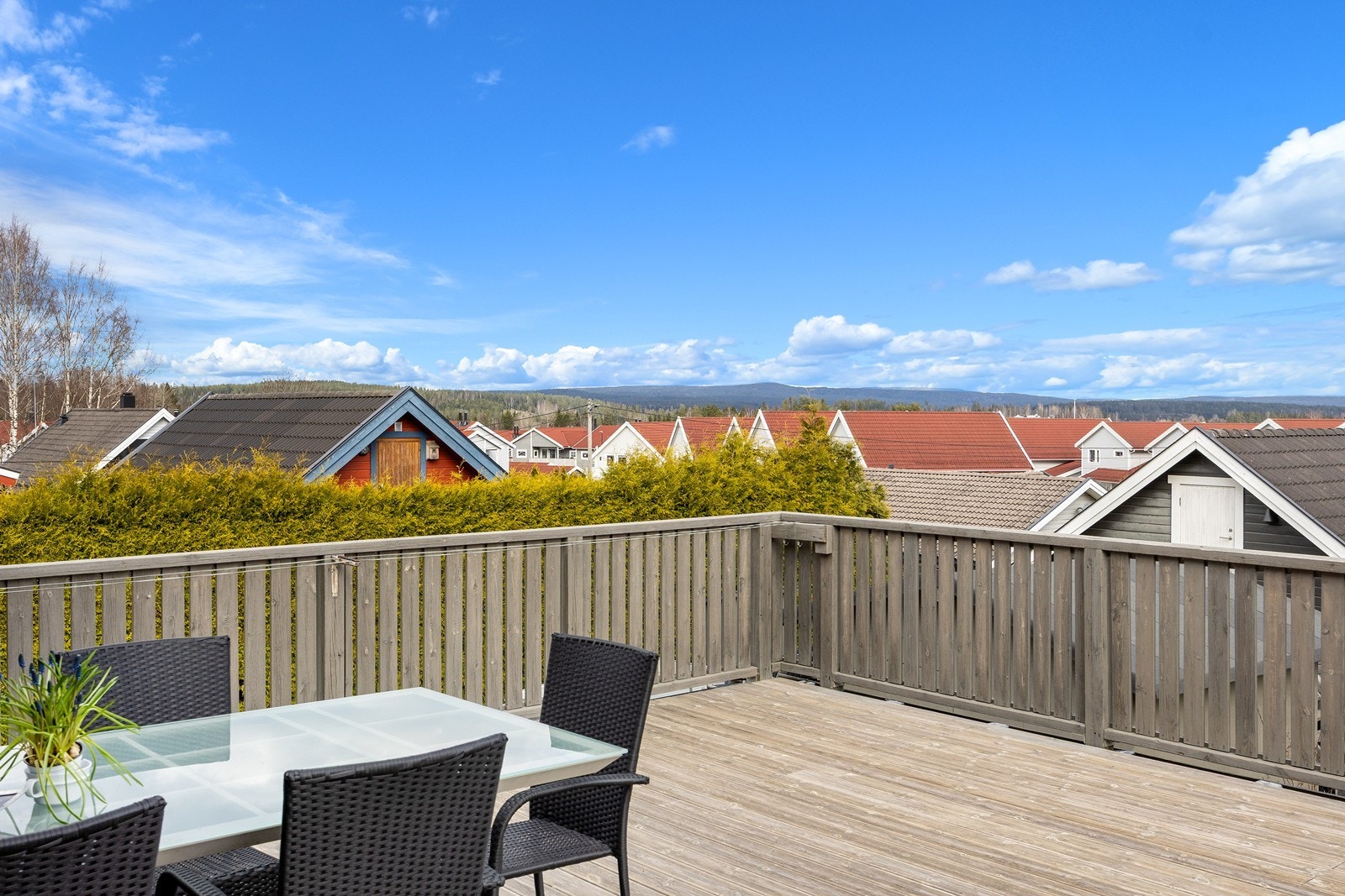 Fra eiendommen er det gangavstand til alle sentrumsfasiliteter på Aursmoen - som skole, barnehage, butikker og idrettsanlegg. Galleribilde