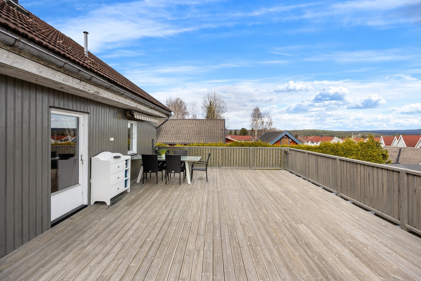Terrassen har god plass til utegrupper og grill. Galleribilde