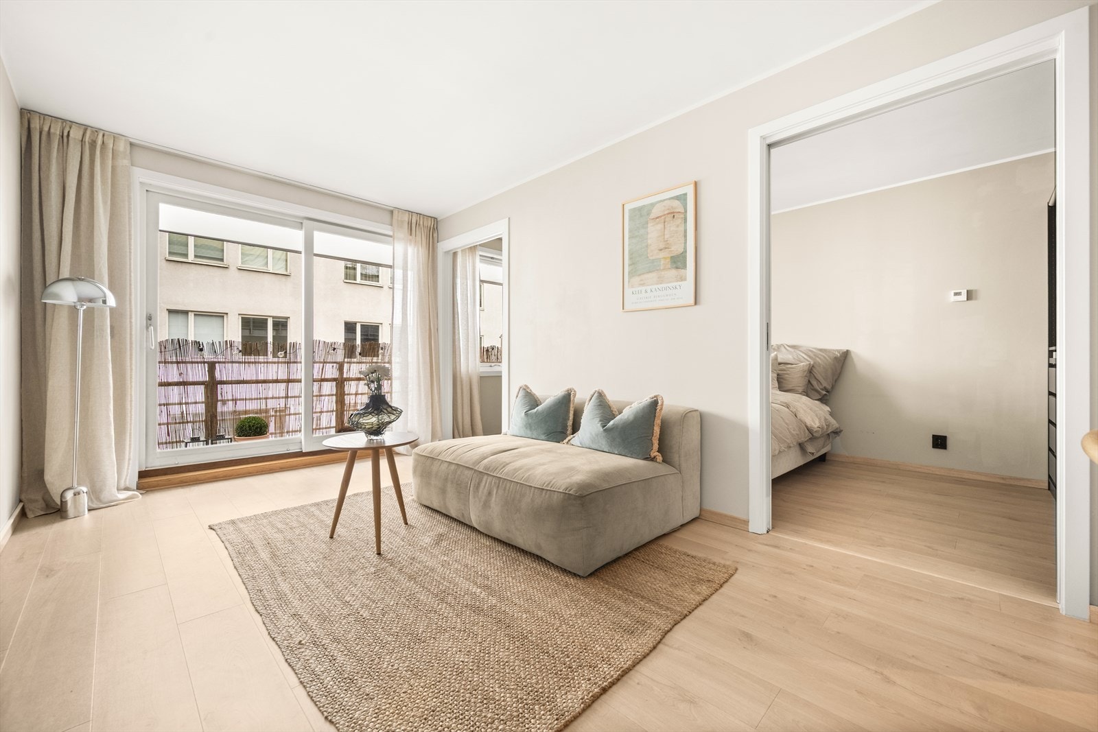 Kasper Hillås har gleden av å presentere Trondheimsveien 6B. Foto: Martine Eren Jacobsen Galleribilde