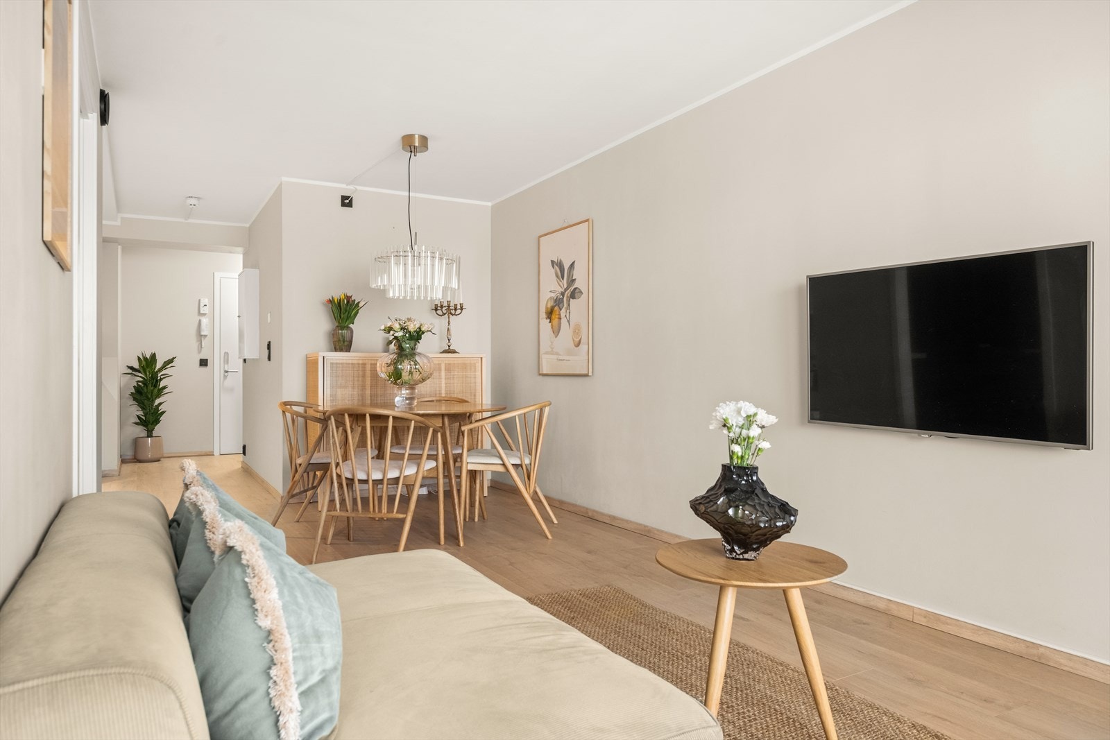 I stuen er det god plass til sofagruppe med tilhørende møblement som sofabord og tv-benk. Galleribilde