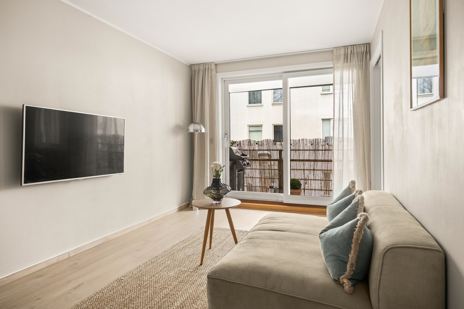 Lys, romslig og hyggelig stue med utgang til balkong og stilrene overflater. Galleribilde