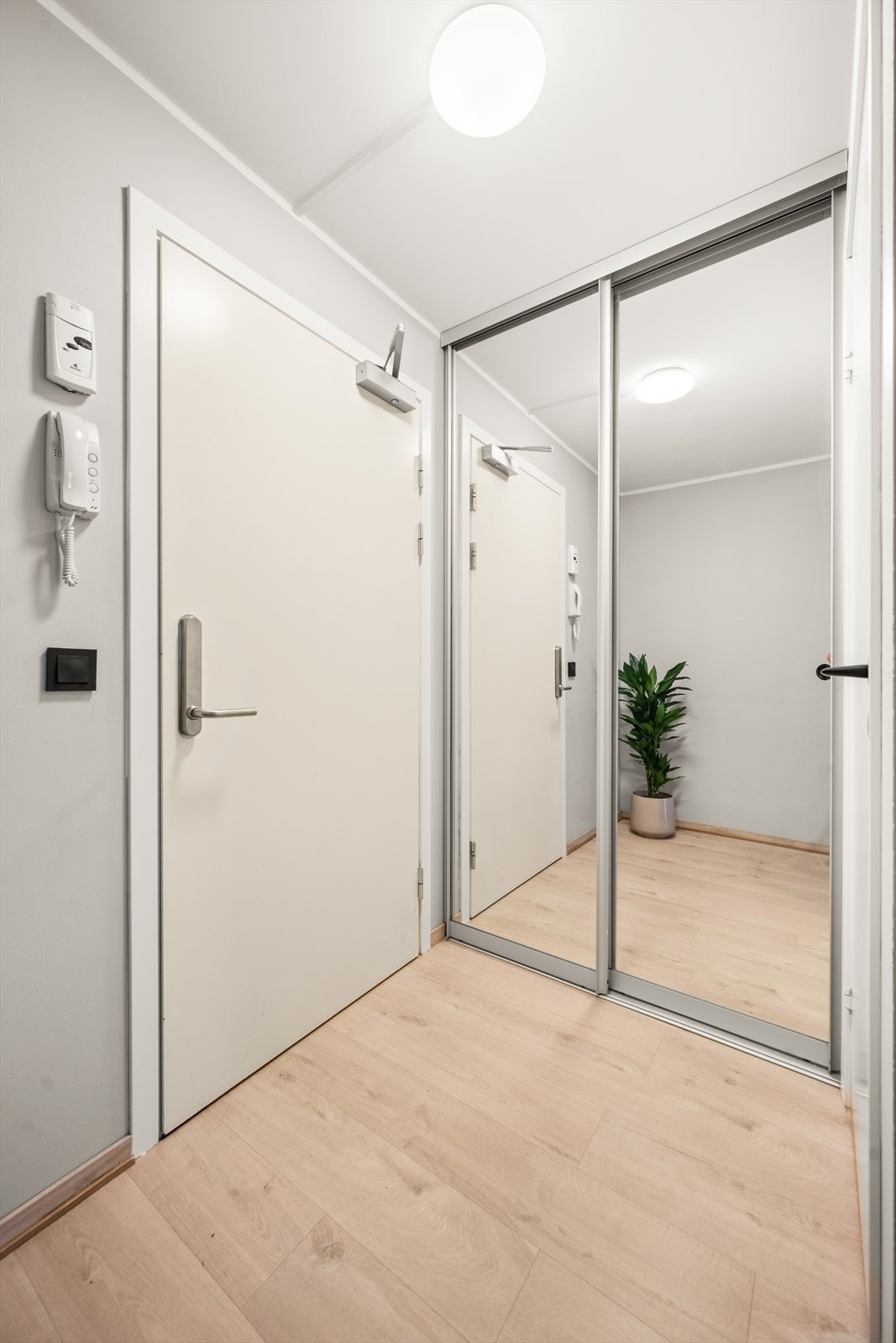 Det er god plass til oppbevaring av sko og yttertøy i skyvedørsgarderobe. Velkommen inn! Galleribilde