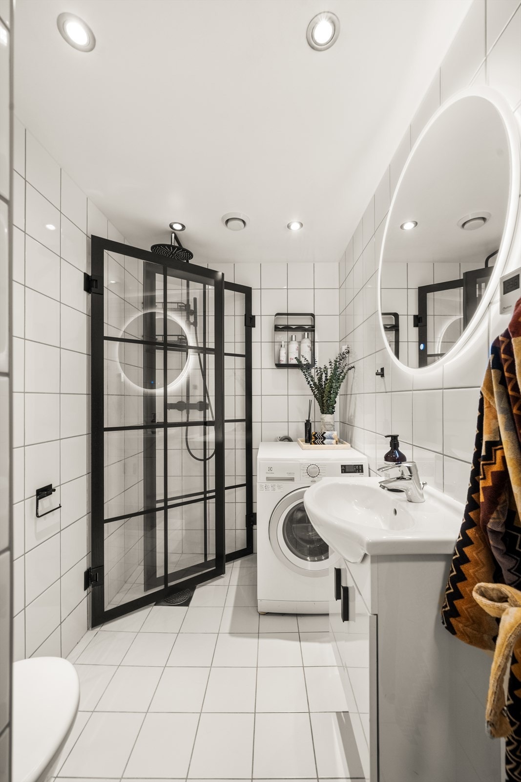 Pent, tidløst bad fra 2010 med flislagte overflater, innfelte downlights i himling og vannbåren varme. Badet er oppgradert med ny innredning og garnityr i 2020. Galleribilde