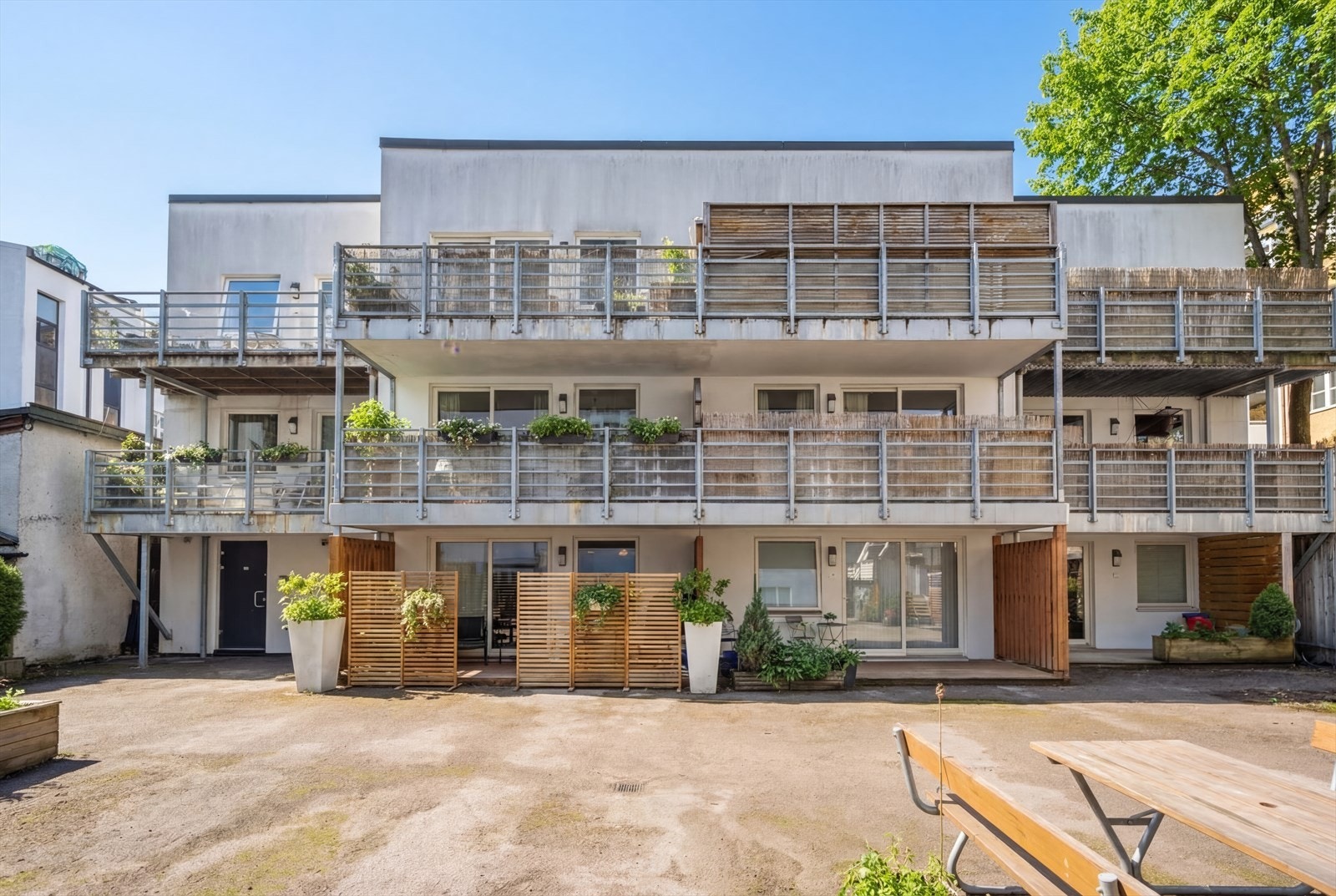 Selger kommer til å savne nærheten til alt; matbutikker rundt hvert hjørne, Sats 3 minutter unna, trikk rett ved, botanisk hage og
Akerselva som ligger et steinkast unna, og generelt bydelen som alltid er full av liv, aktiviteter og hyggelige mennesker. Galleribilde