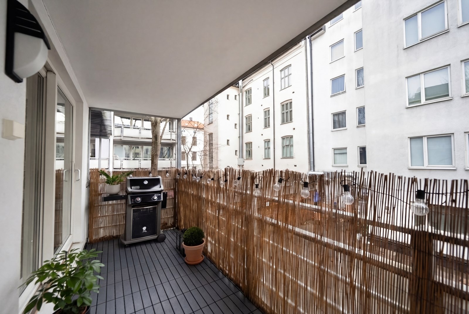 Her er det plass til utemøblement, grill og beplantning. Balkongen er overbygd, og det er montert stikkontakt og belysning. Galleribilde