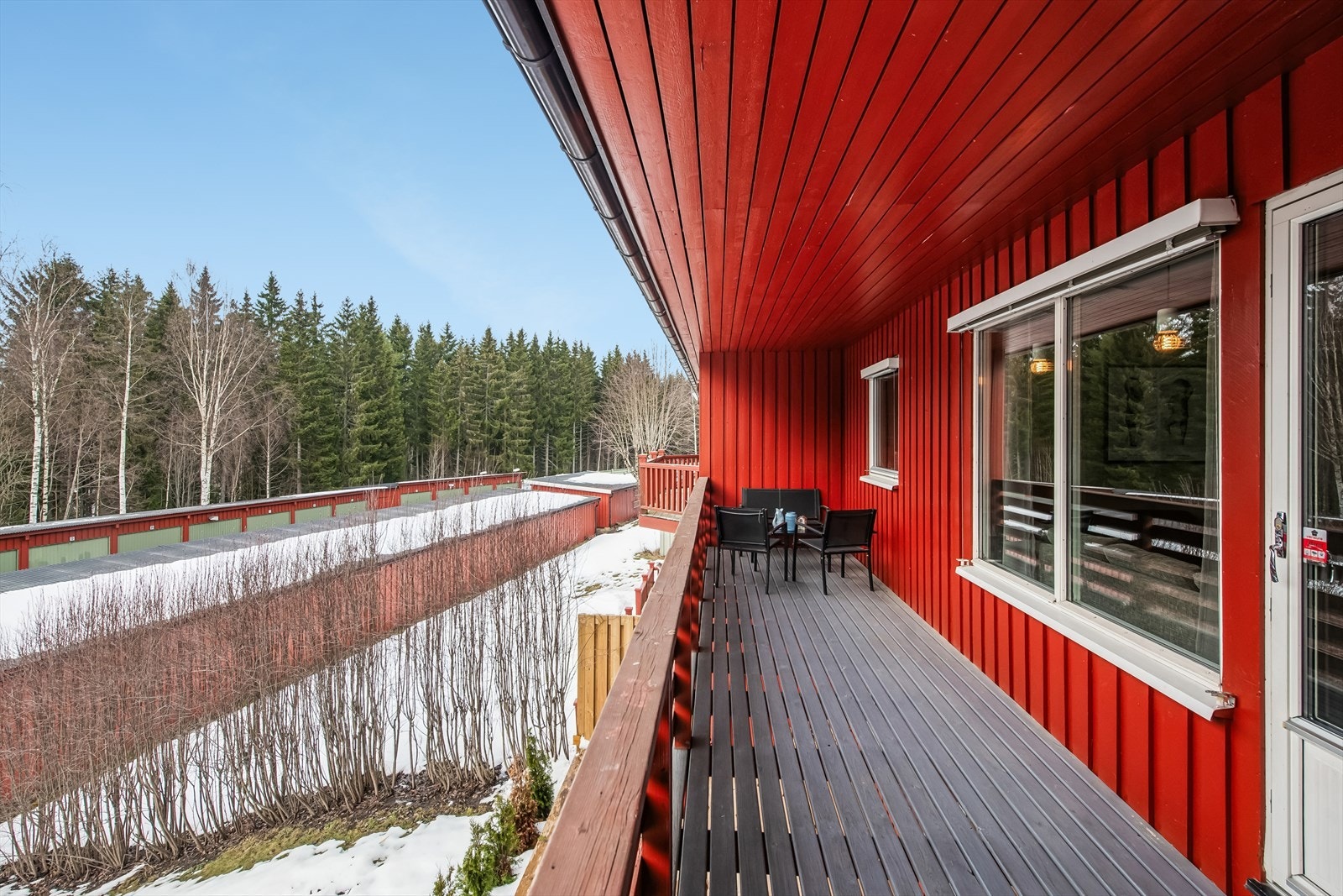 Den vestvendte verandaen på 15 m² er overbygget og har god plass til en sittegruppe. Galleribilde
