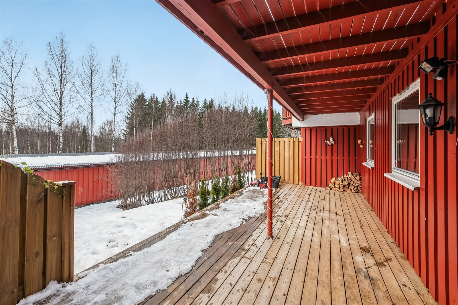Den store markterrassen på ca. 30 m² er delvis overbygget og har levegger mot nabo. Galleribilde