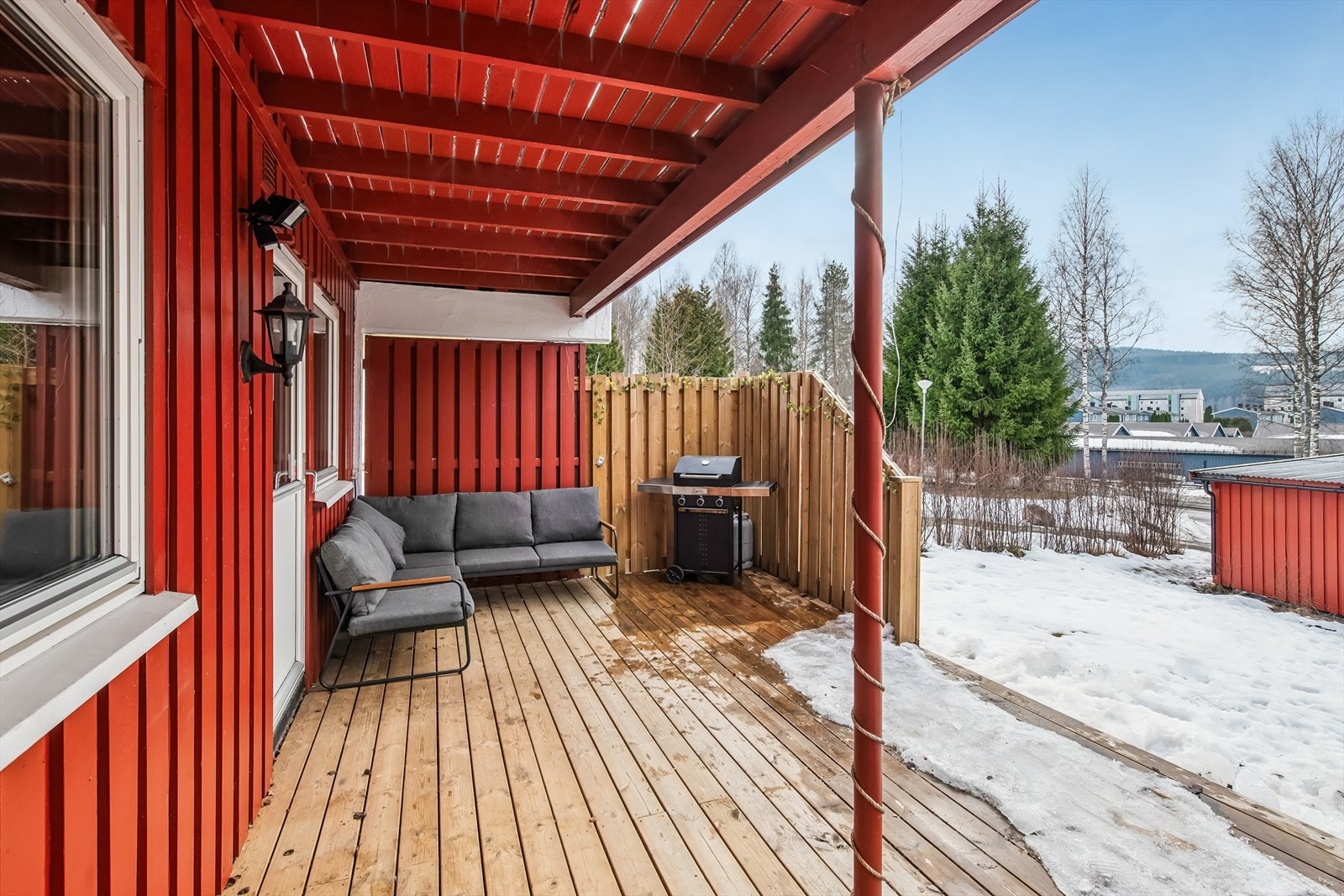 Her er det rikelig med plass for utemøbler, grill og sosiale sammenkomster. Galleribilde