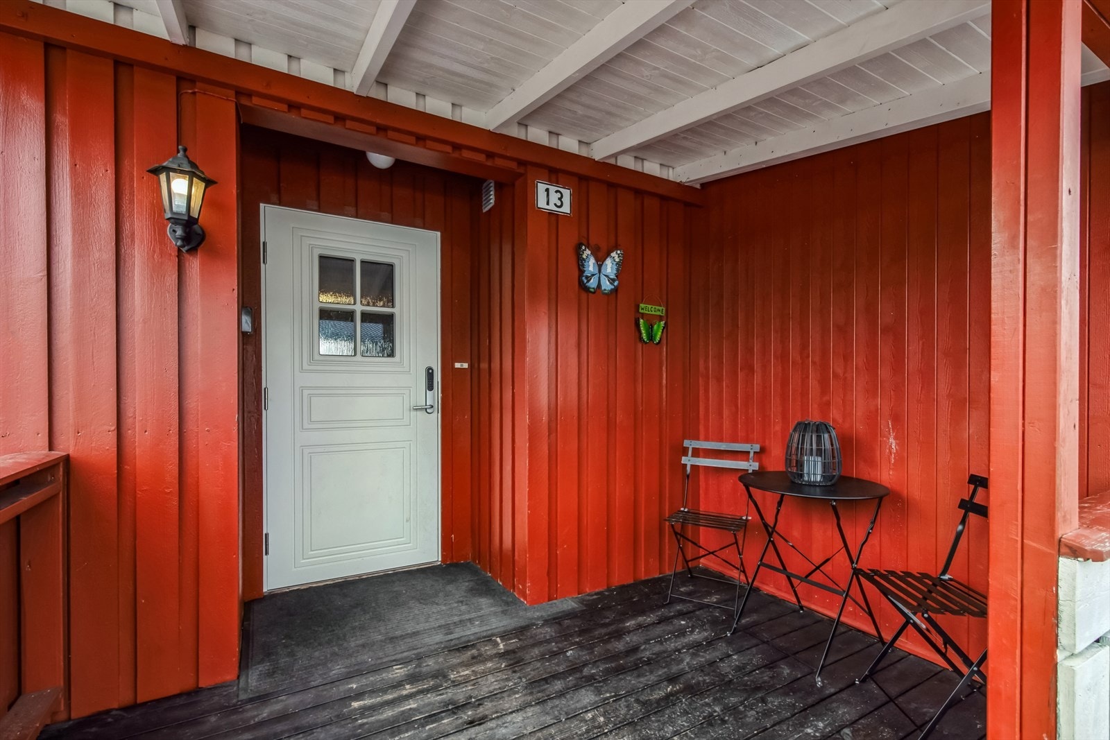 Overbygget inngangsparti på 7 m² med ny entredør fra 2024, utstyrt med Yale Doorman kodelås. Galleribilde