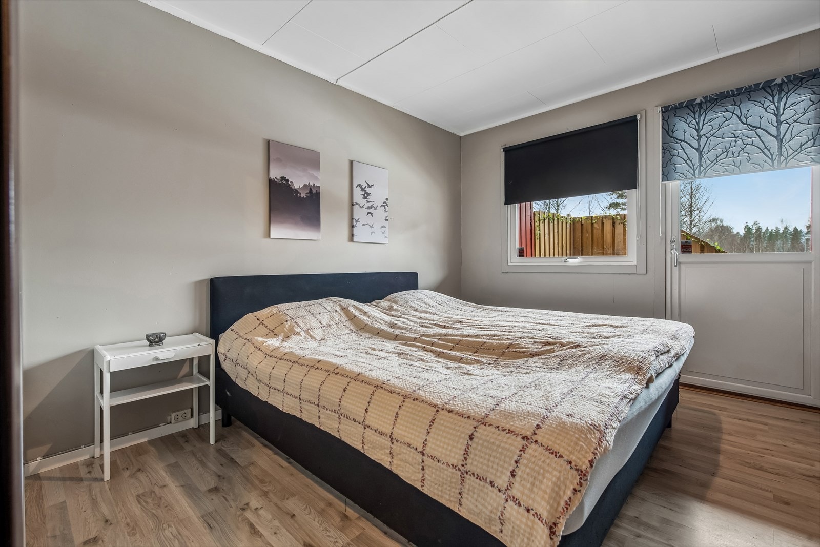 Hovedsoverommet har direkte utgang til en stor treplatting på marken på ca. 30 m². Galleribilde