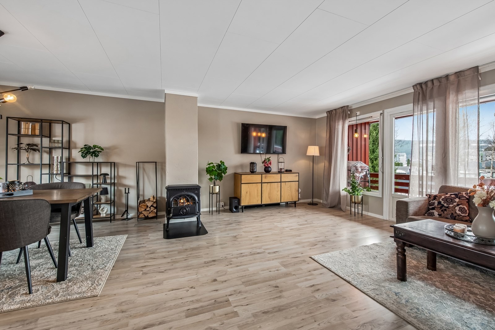 Fra stuen er det direkte utgang til en overbygget veranda på 15 m². Galleribilde
