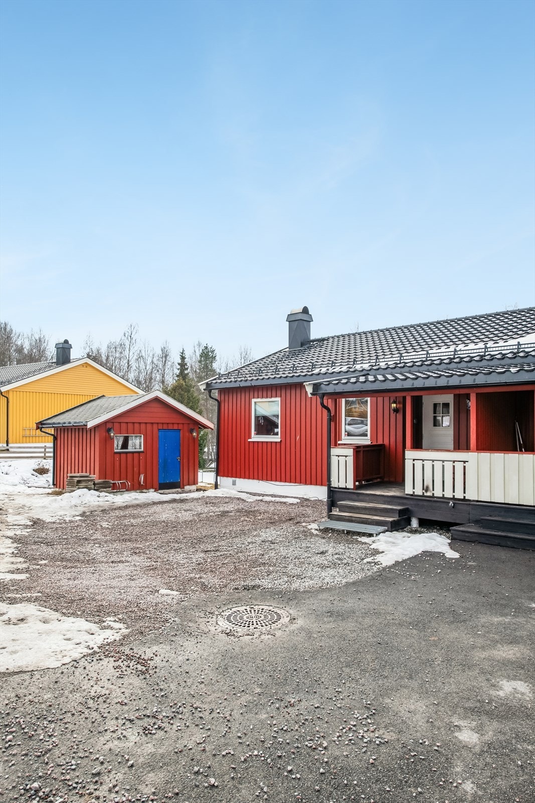 Frittstående utebod på 7 m² gir ekstra lagringsplass for hageredskaper og utstyr. Galleribilde