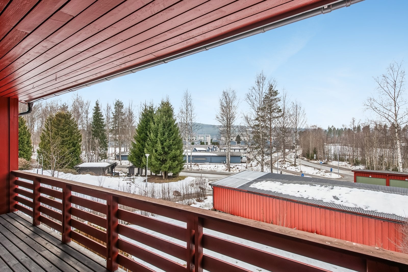 Fra verandaen er det utsikt over det rolige og etablerte nabolaget Langerudberget. Galleribilde