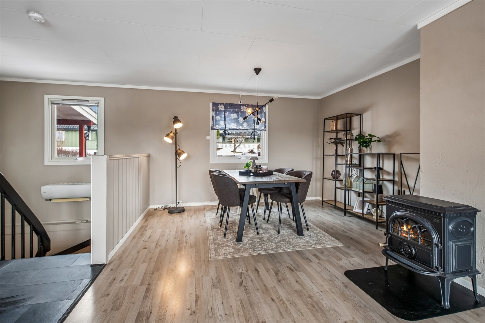 En effektiv vedovn sørger for god varme. I tillegg er det montert en varmepumpe i treppeløpet til underetasjen. Galleribilde