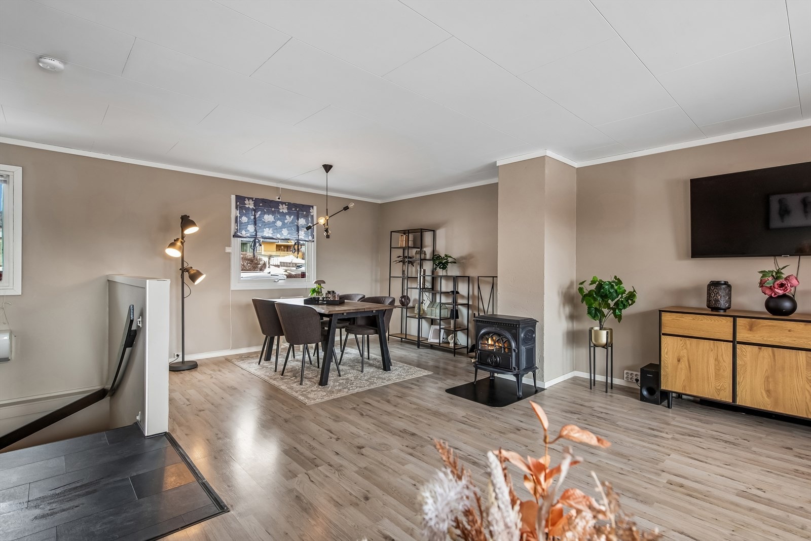Den åpne løsningen gir fleksible møbleringsmuligheter for både sofagruppe og spisebord. Galleribilde