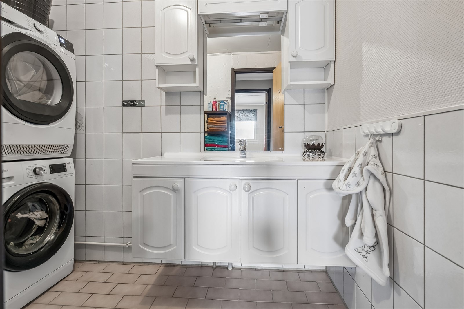 Romslig bad med servantinnredning som gir godt med oppbevaringsplass i under- og overskap. Galleribilde