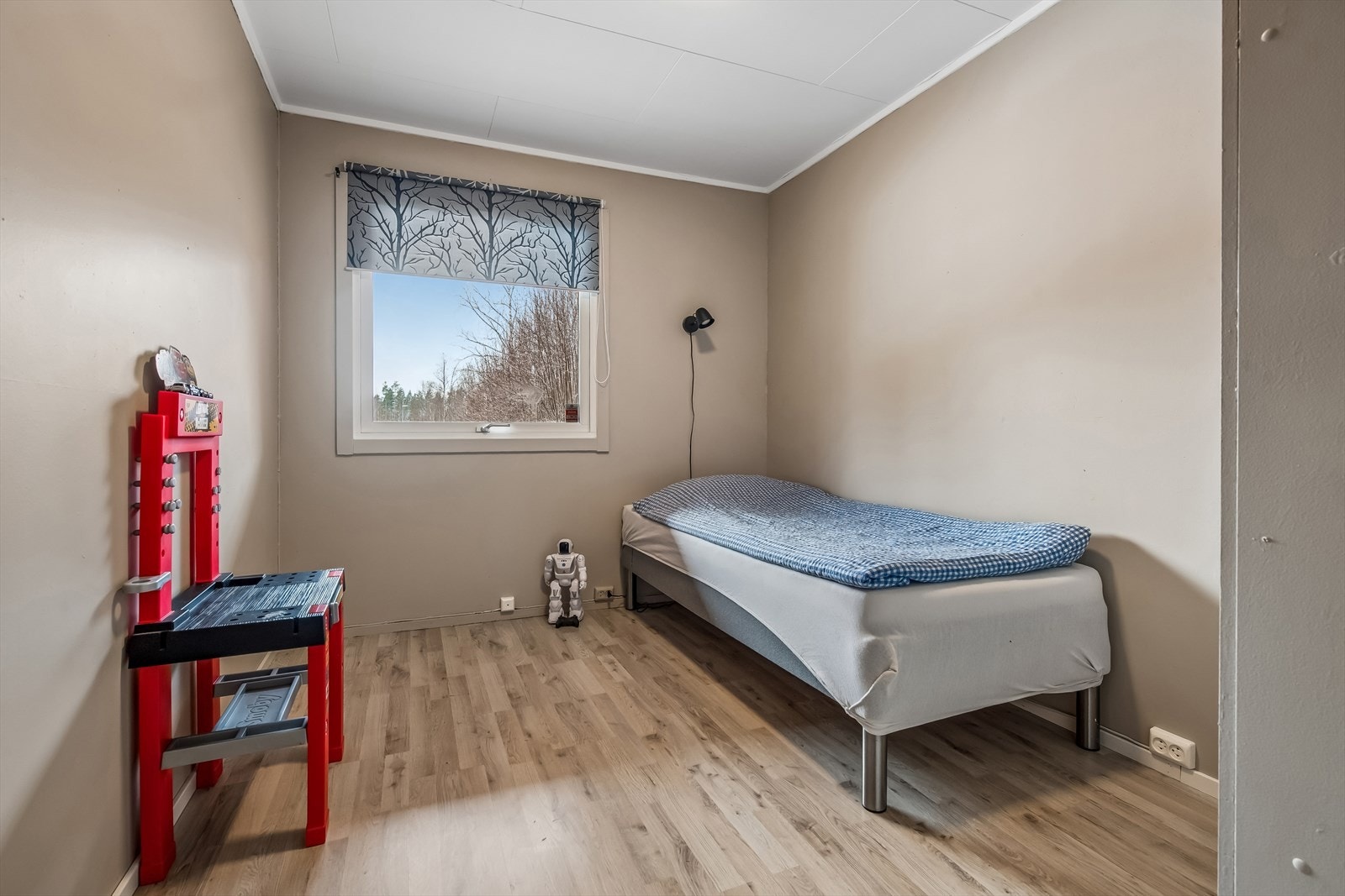 Det tredje soverommet har god plass til seng og oppbevaring, med laminat på gulv og malte vegger. Galleribilde