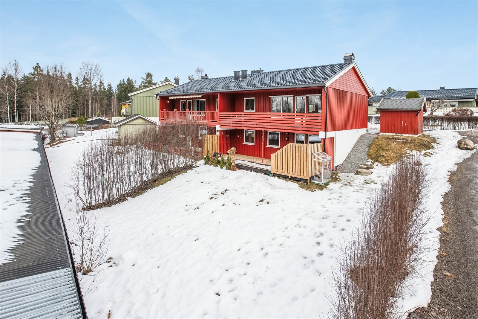Eiendommen ligger i et barnevennlig område med kort gangavstand til Vennersberg skole (10 min) og flere barnehager. Galleribilde