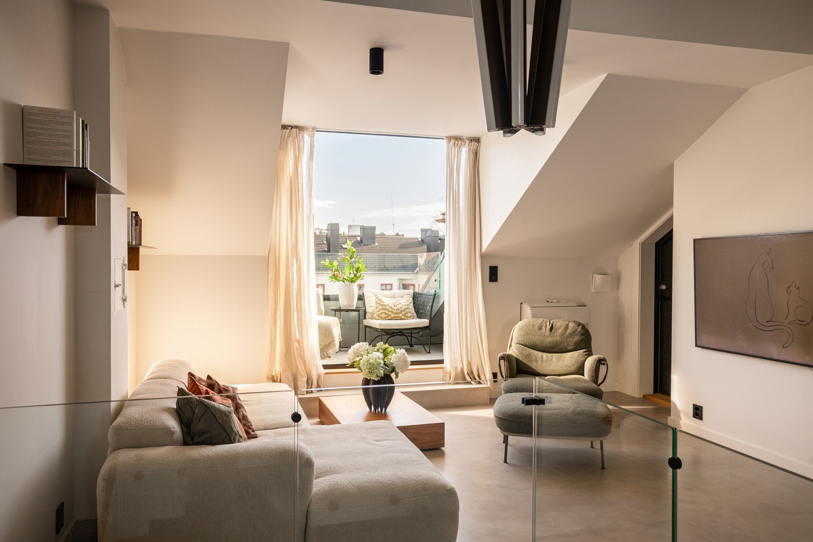 Leiligheten har tidligere blitt omtalt i Bo Bedre, artikel kan leses her: https://bo-bedre.no/boliger/leiligheter/leilighet-majorstuen-loft Galleribilde
